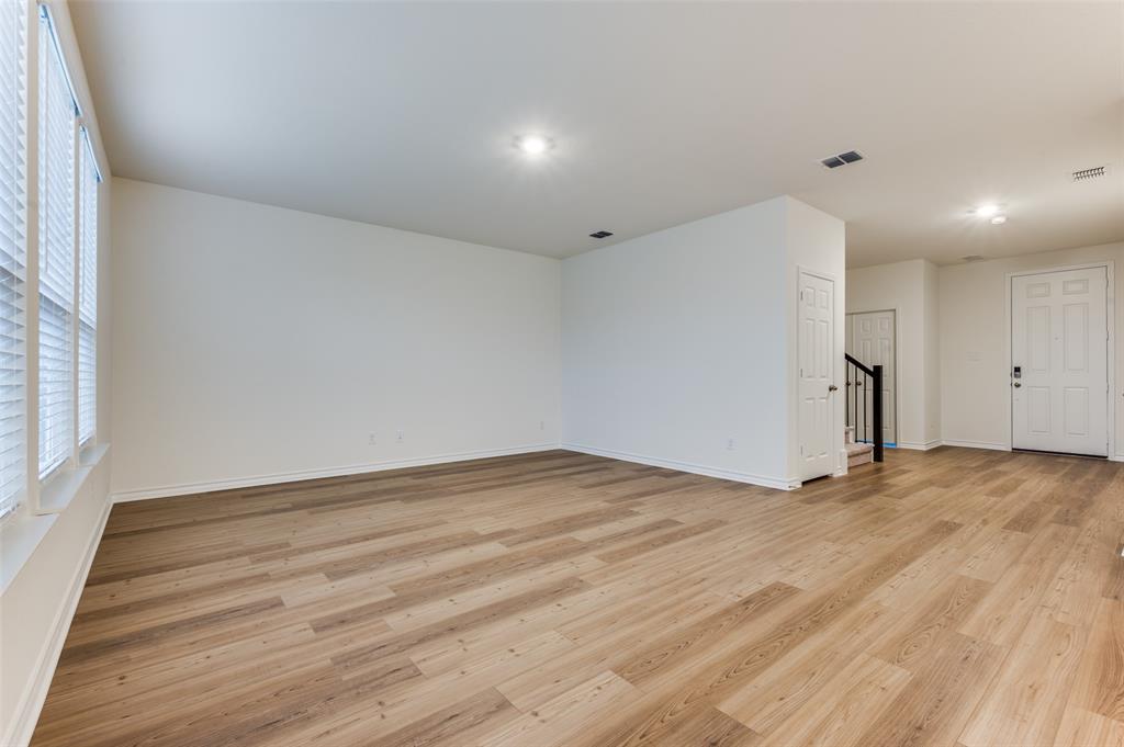 2704 Goldfinch Drive Property Photo 3
