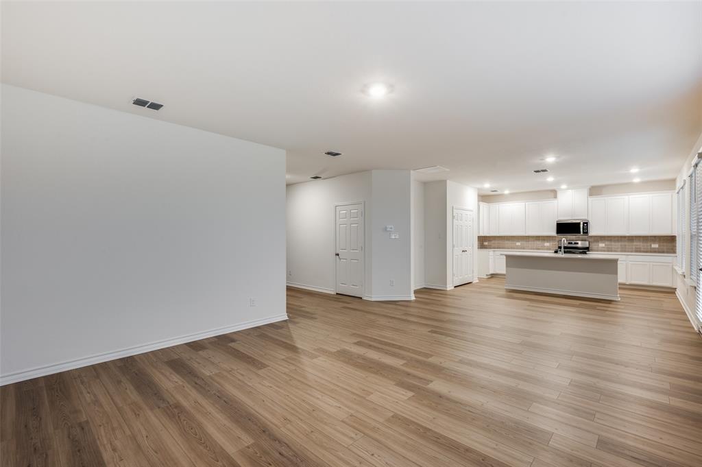 2704 Goldfinch Drive Property Photo 4