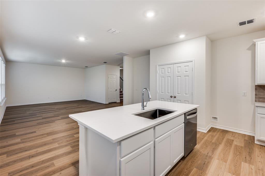 2704 Goldfinch Drive Property Photo 8