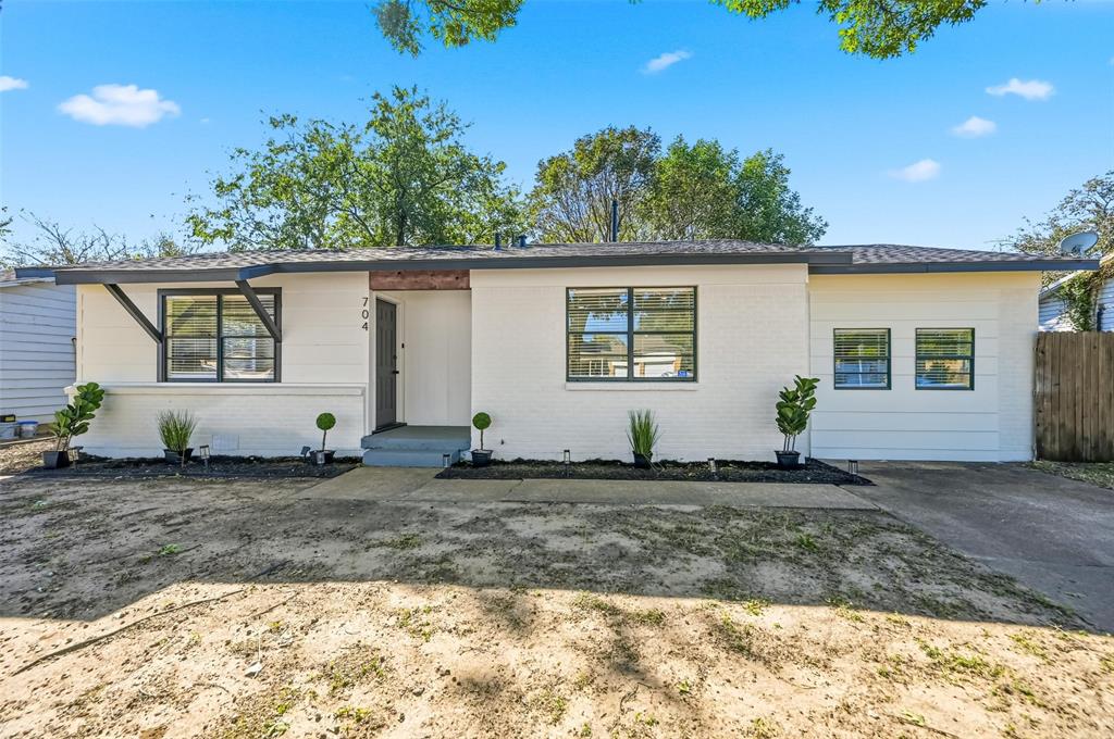 704 Tanglewood Drive Property Photo 1