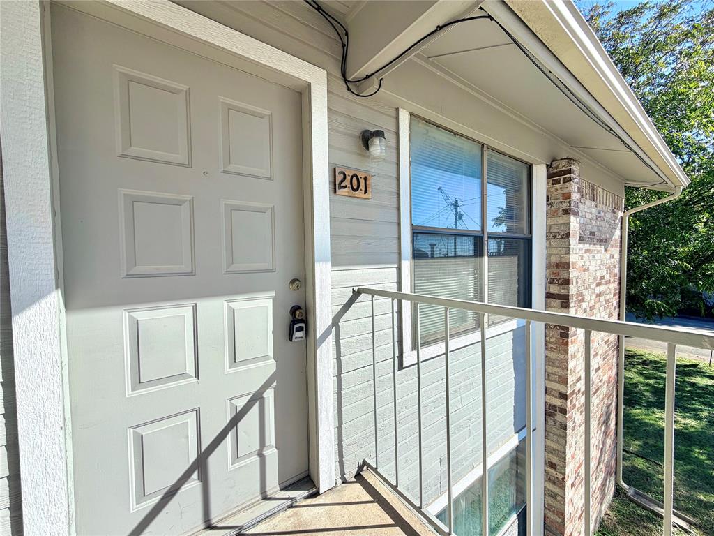 2526 W Prairie Street 201 Property Photo 1