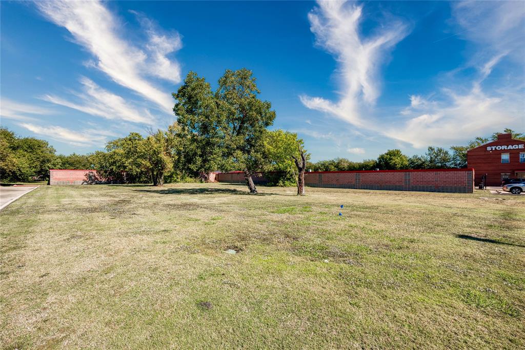 2401 Arapaho Road Property Photo 8