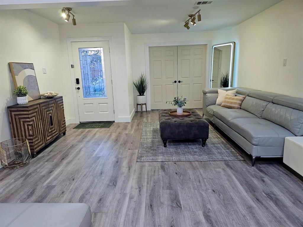 7810 Creek View Drive Property Photo 7