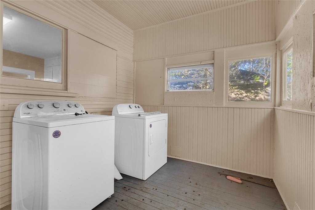 513 W Texas Street Property Photo 8