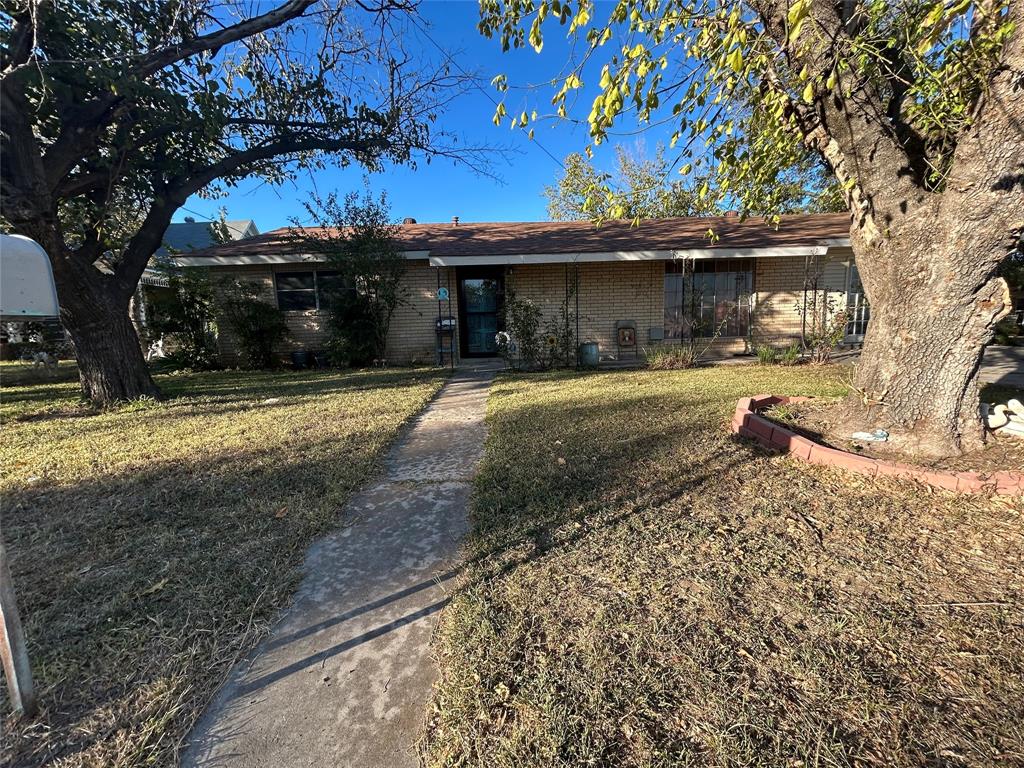 411 E Grand Avenue Property Photo 1