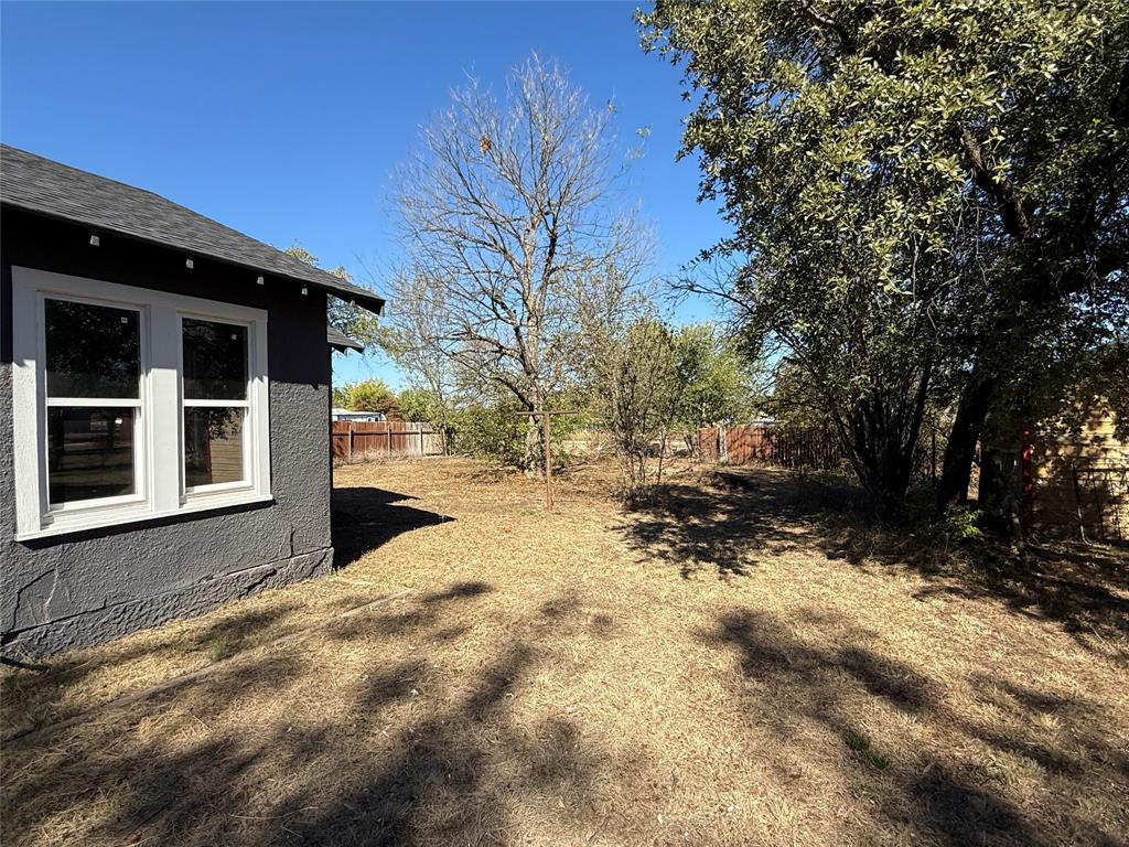 705 E 9th Street Property Photo 4