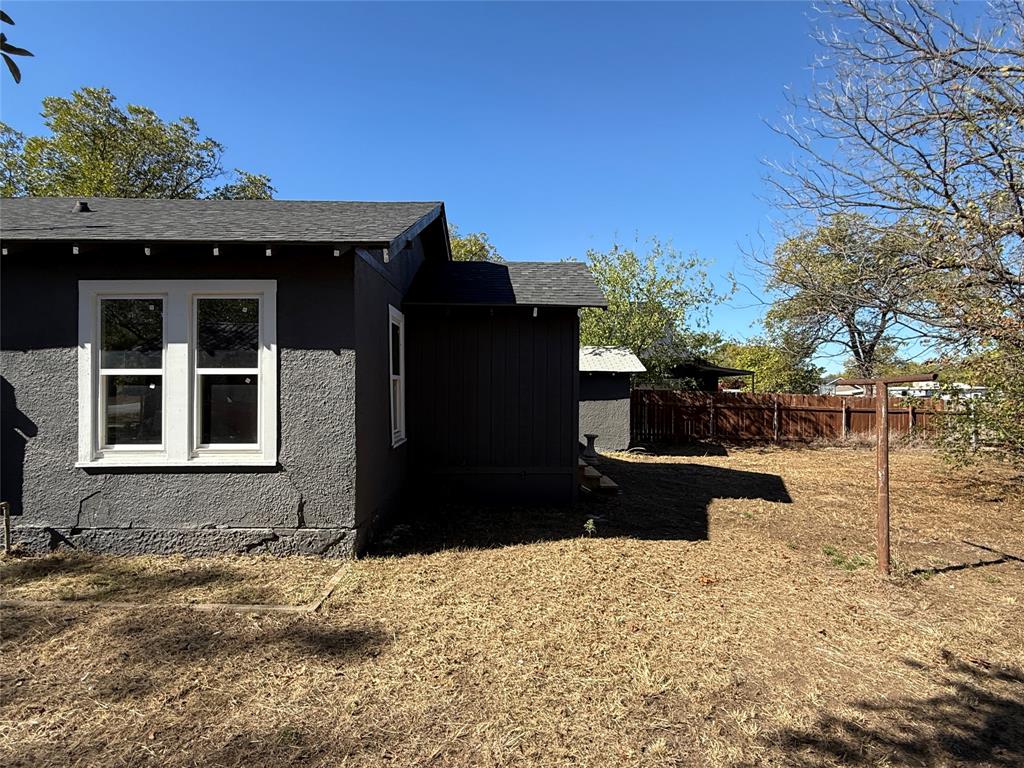705 E 9th Street Property Photo 5