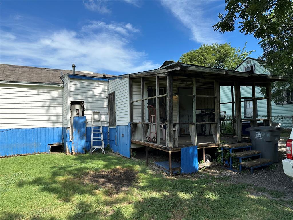 9208 Newhall Street Property Photo 4