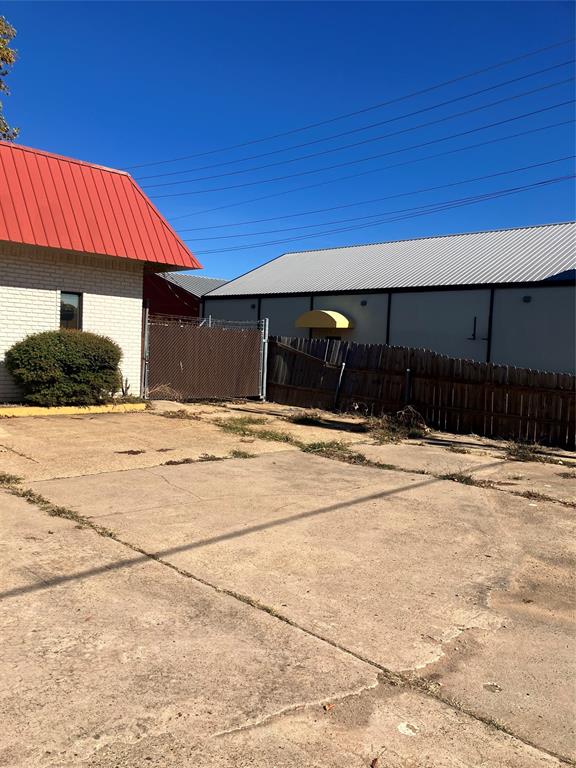 1901 E Texas Street Property Photo 2