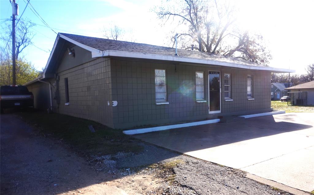 1110 S Armstrong Avenue Property Photo 2