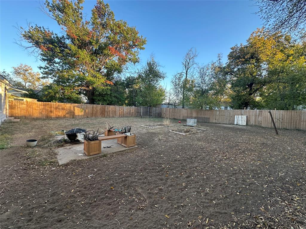 1107 W Cedar St Property Photo 16