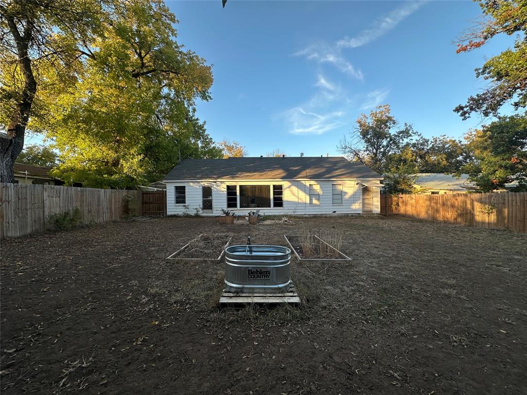 1107 W Cedar St Property Photo 18