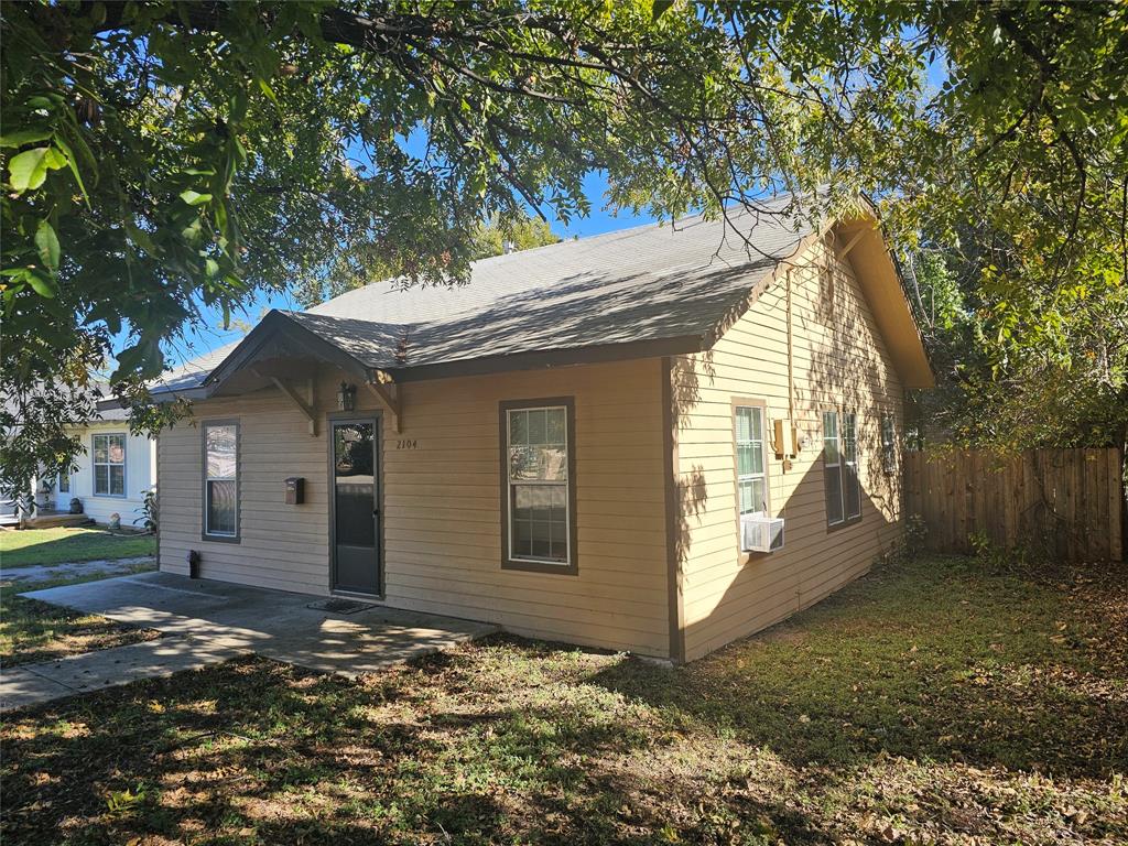 2104 Avenue Property Photo 1