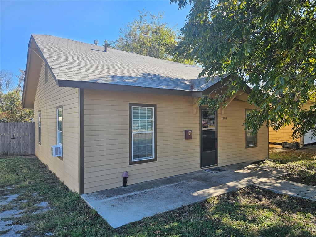 2104 Avenue Property Photo 4