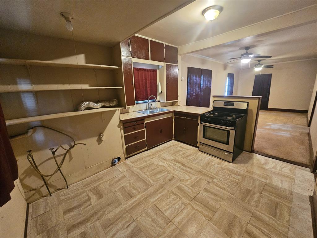 2104 Avenue Property Photo 9