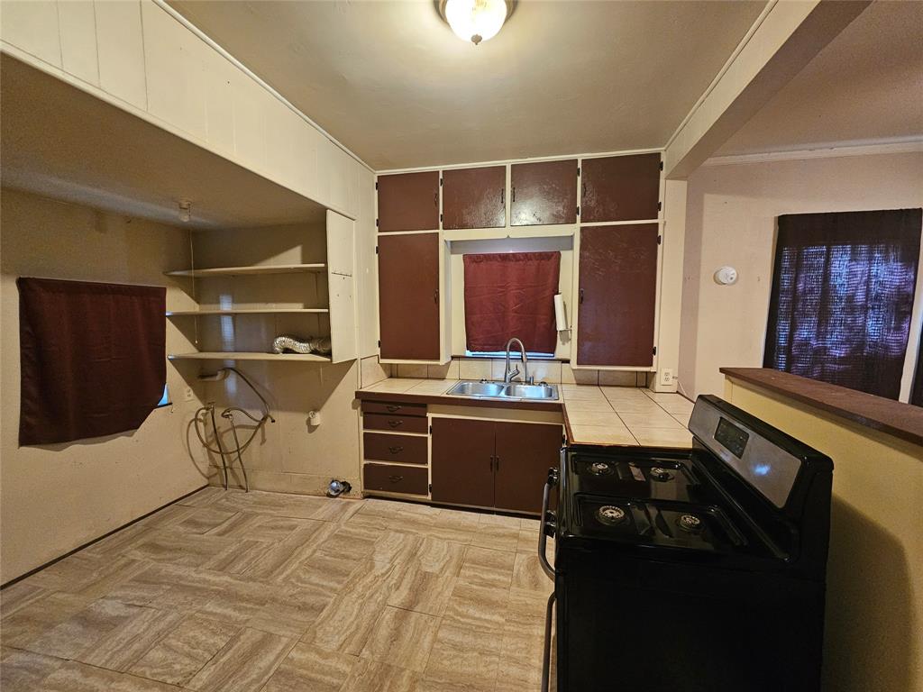 2104 Avenue Property Photo 10