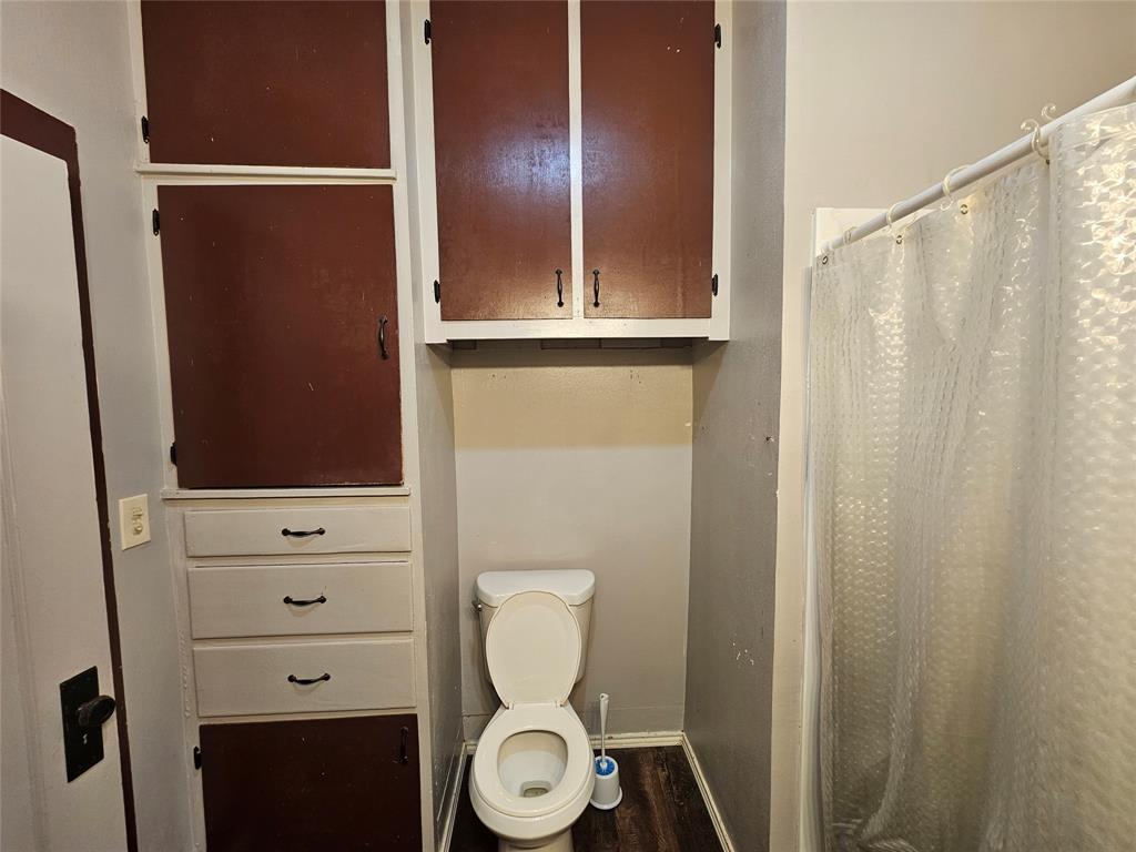 2104 Avenue Property Photo 13