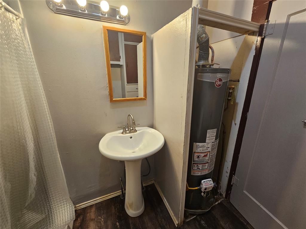 2104 Avenue Property Photo 14
