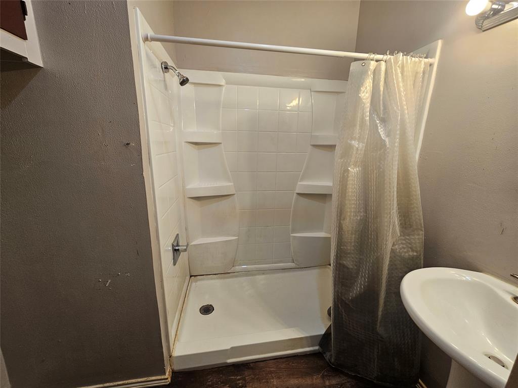 2104 Avenue Property Photo 15