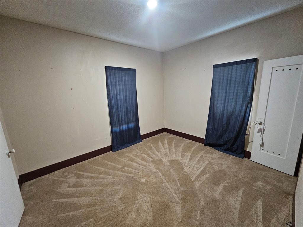 2104 Avenue Property Photo 17