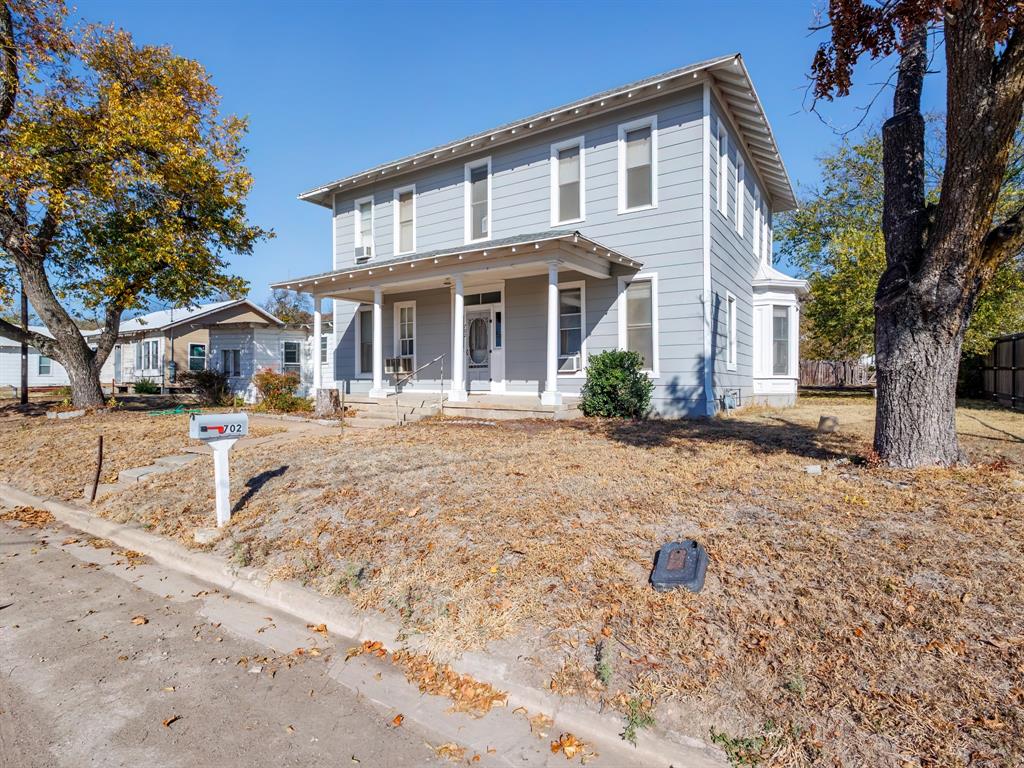 702 Avenue B Property Photo 2