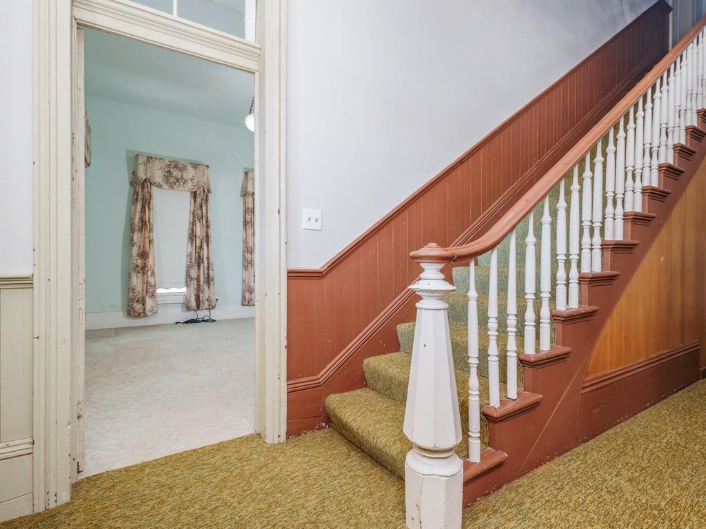 702 Avenue B Property Photo 6