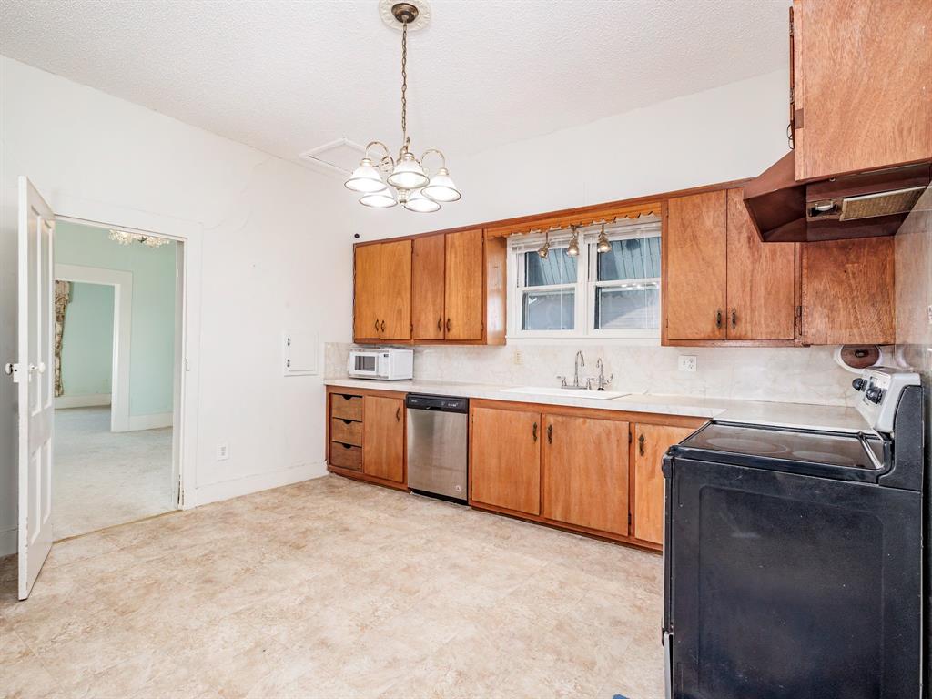 702 Avenue B Property Photo 10