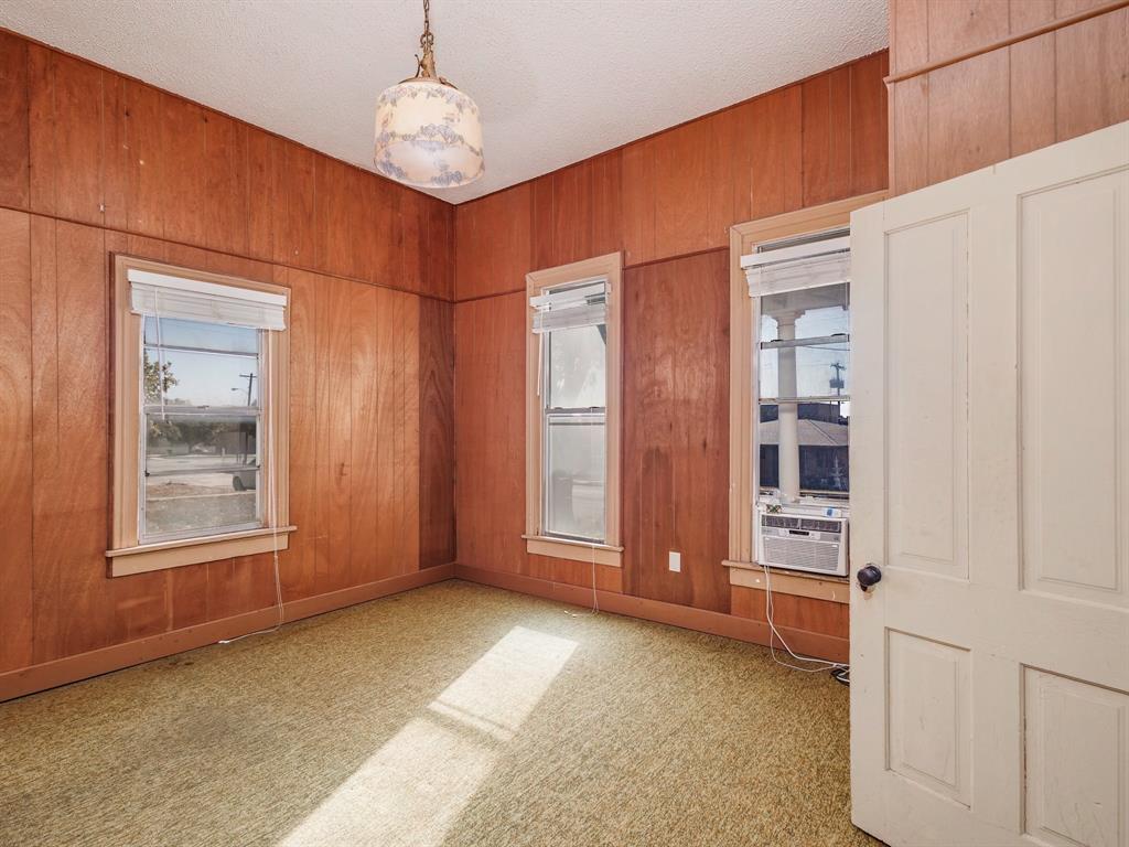 702 Avenue B Property Photo 17