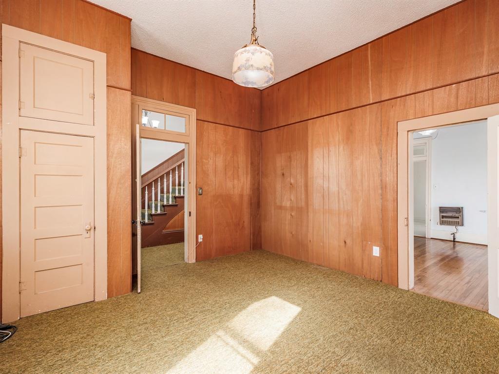 702 Avenue B Property Photo 18