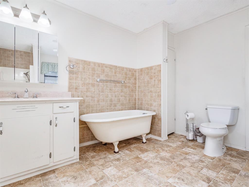 702 Avenue B Property Photo 20
