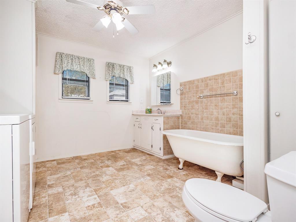 702 Avenue B Property Photo 21
