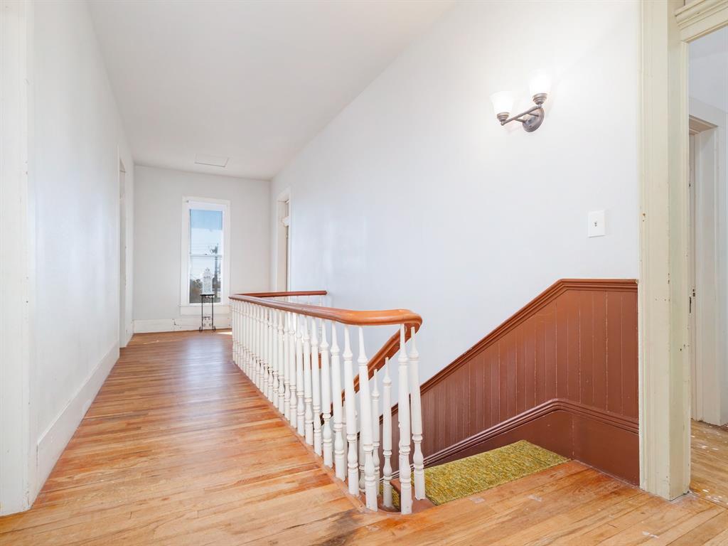 702 Avenue B Property Photo 29