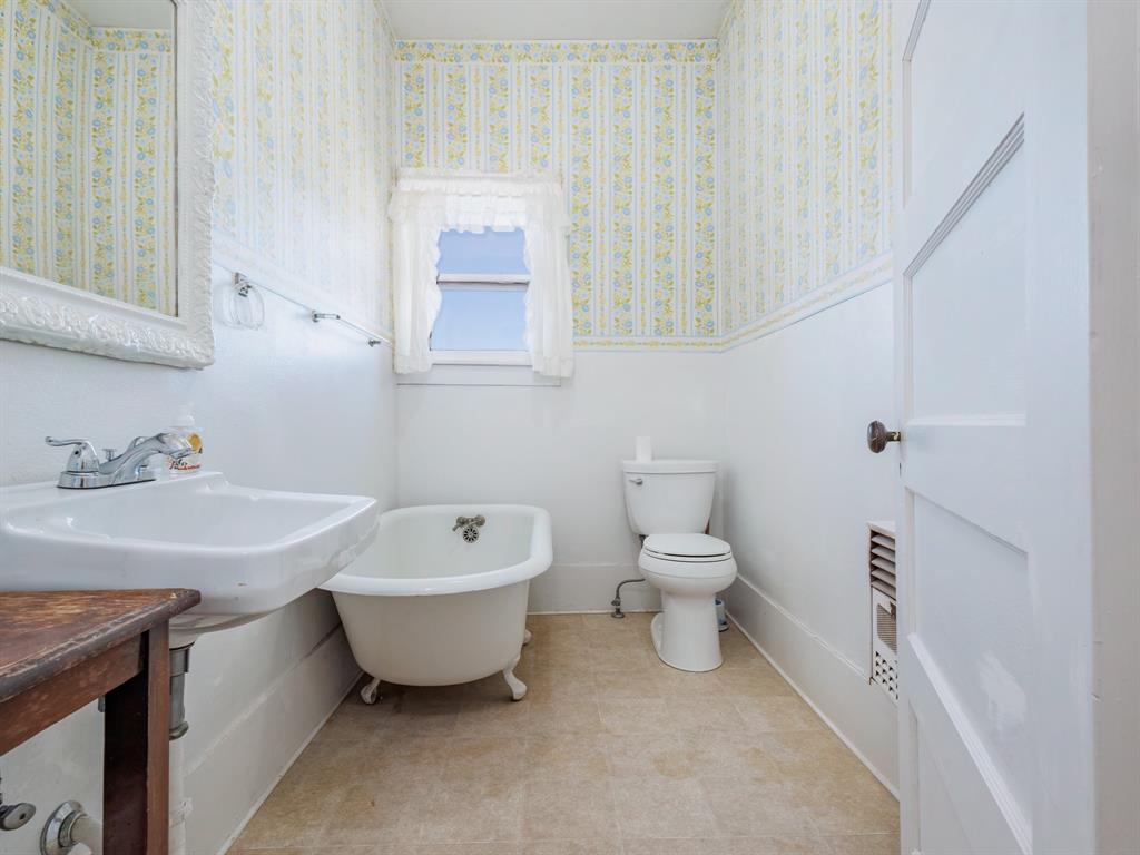 702 Avenue B Property Photo 34