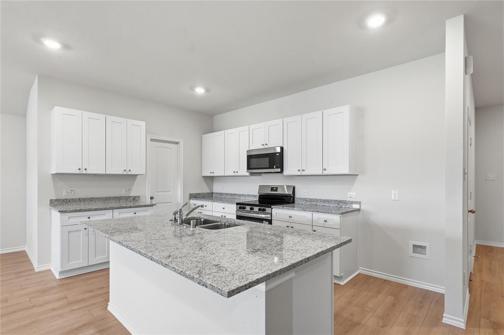 1917 Reveille Way Property Photo 3