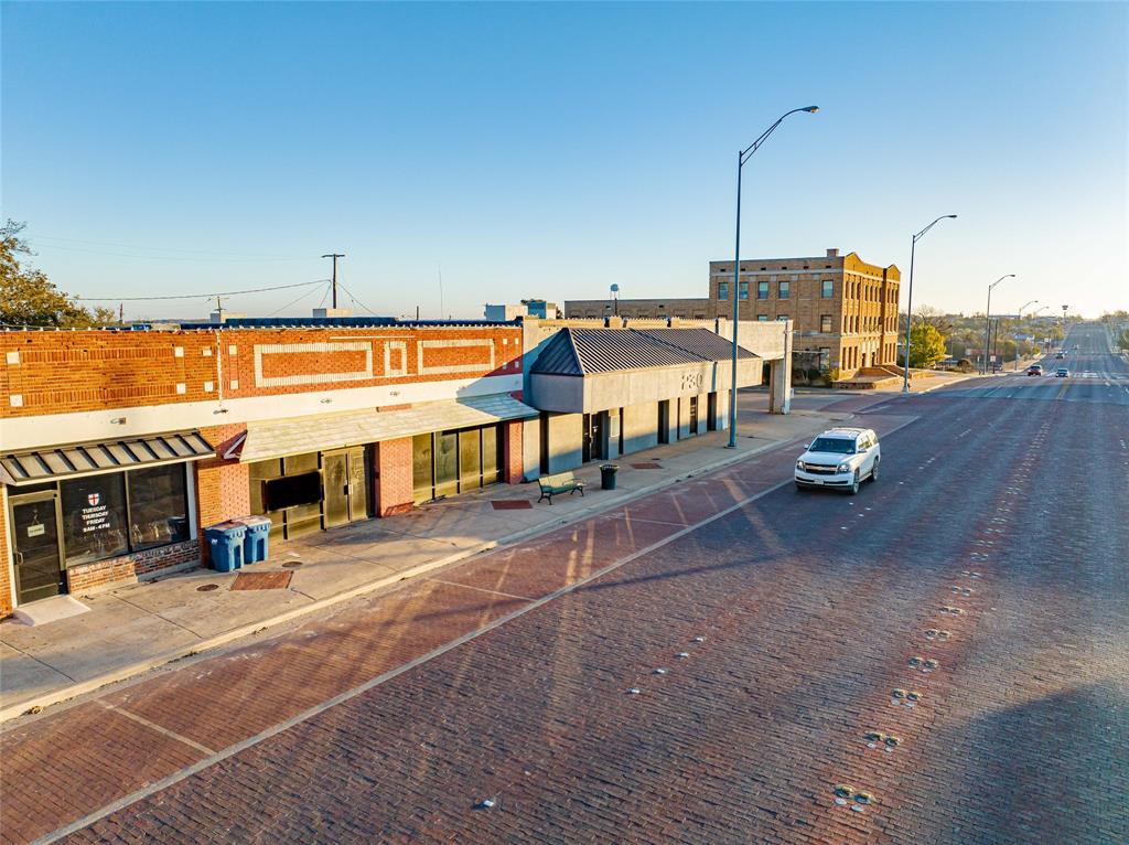 220 E Walker Street Property Photo 4