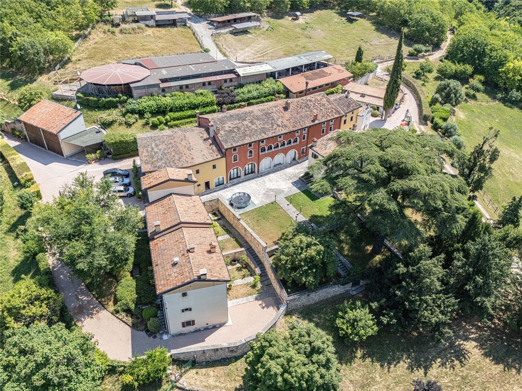 Località 2 Via Pavarana Property Photo 4