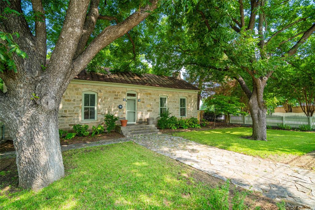802 S Austin Street Property Photo 3