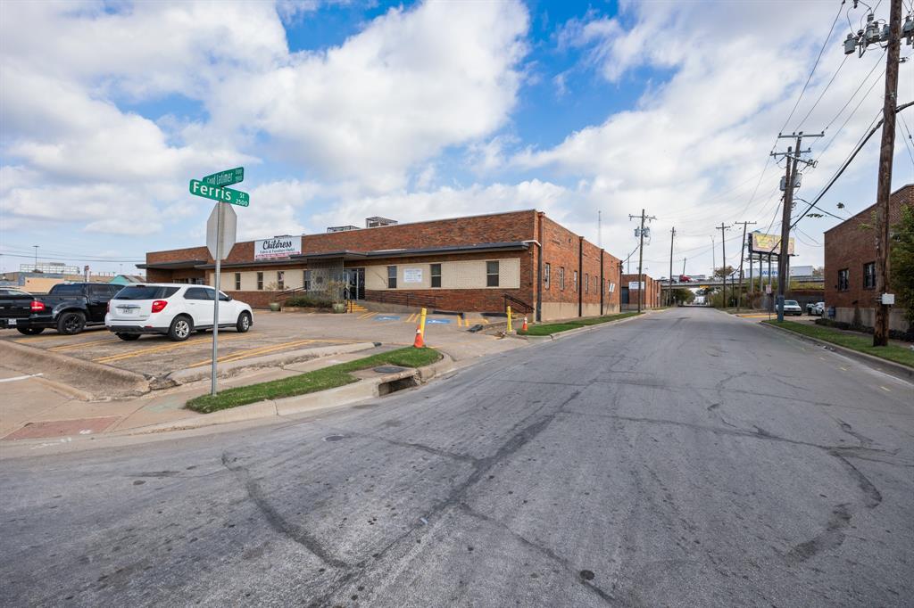 1912 S Good Latimer Expressway Property Photo 1