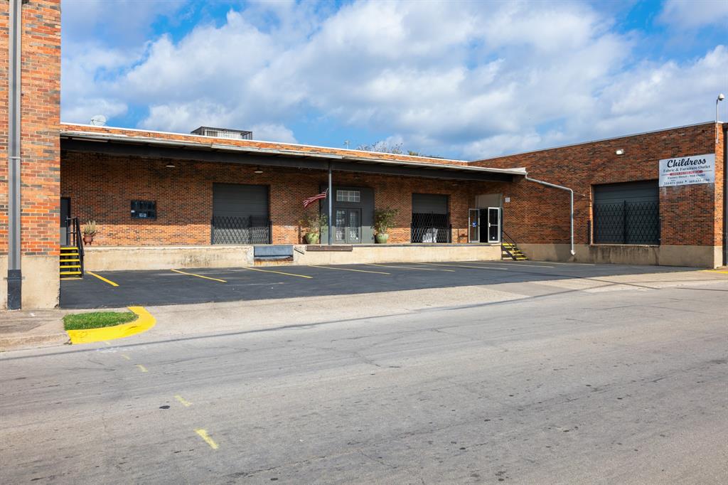 1912 S Good Latimer Expressway Property Photo 2
