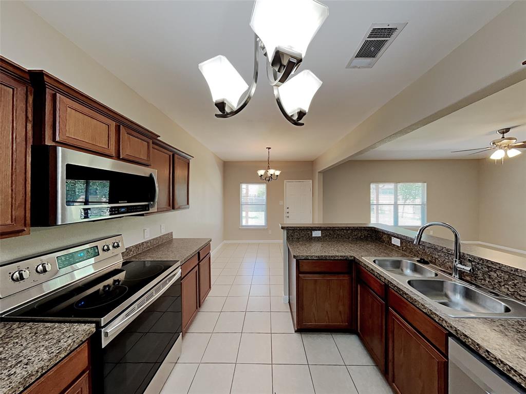 810 Oak Hollow Lane Property Photo 3