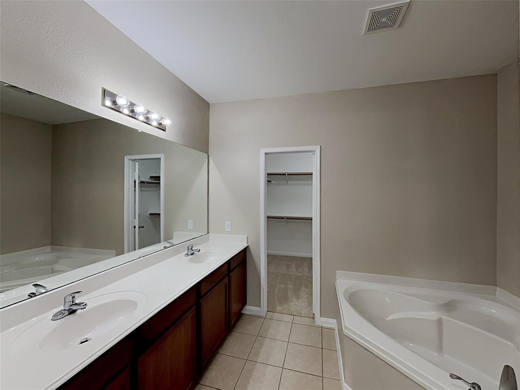 810 Oak Hollow Lane Property Photo 9