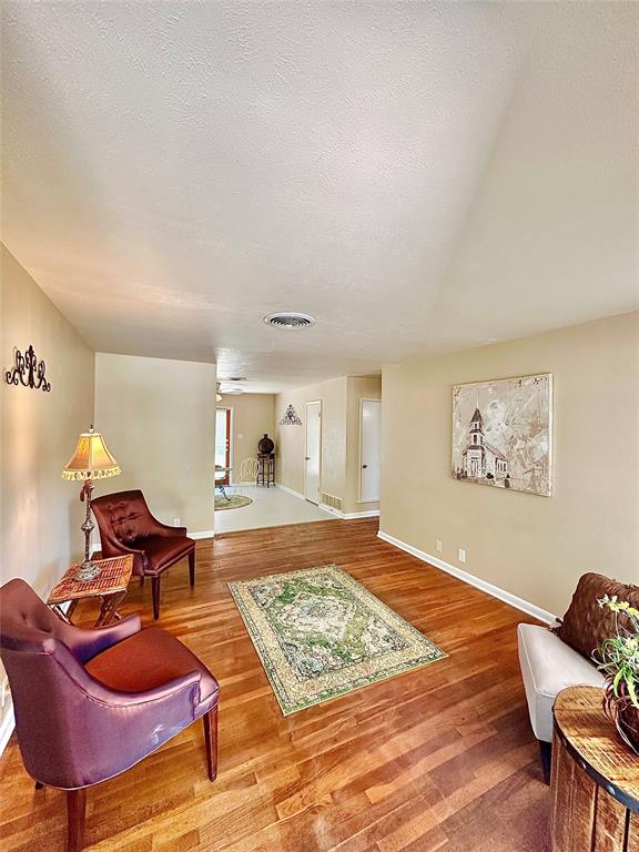 817 Laguna Drive Property Photo 4