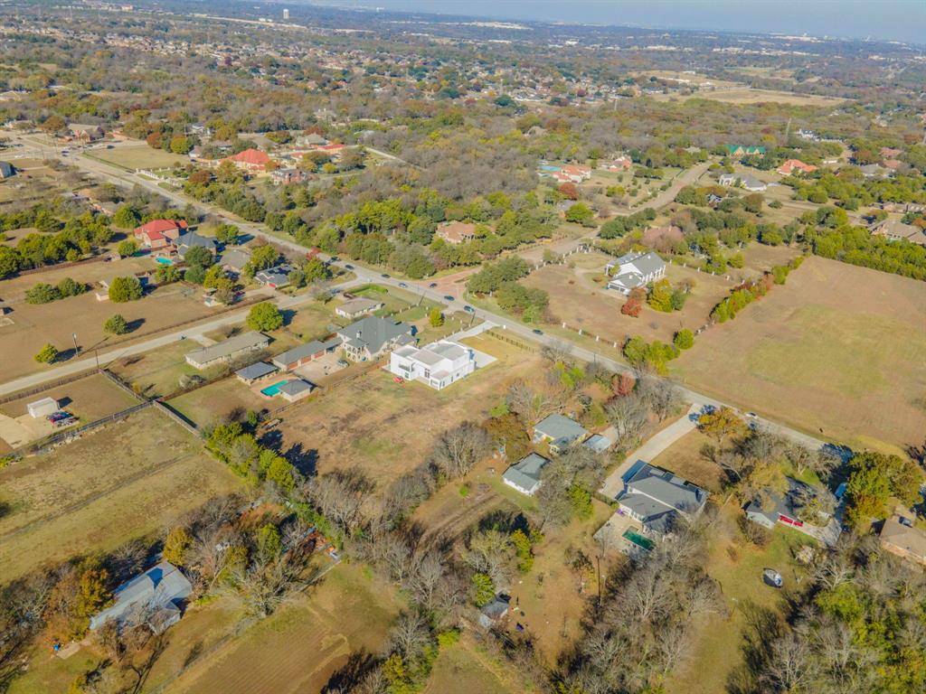 1124 W Pleasant Run Road Property Photo 2