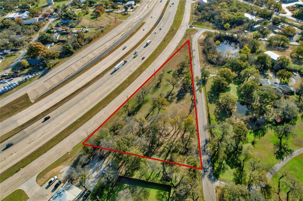 1716 Southeast Parkway Property Photo 3
