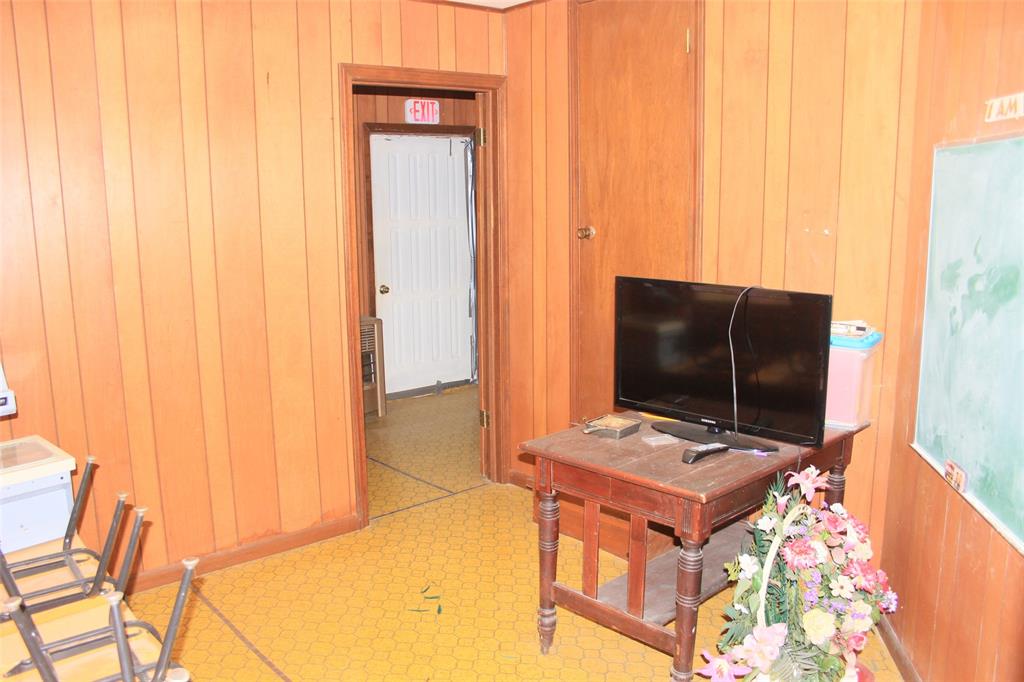 101 E Commerce Property Photo 14