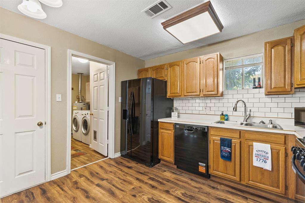 107 S Sheppard Drive Property Photo 8