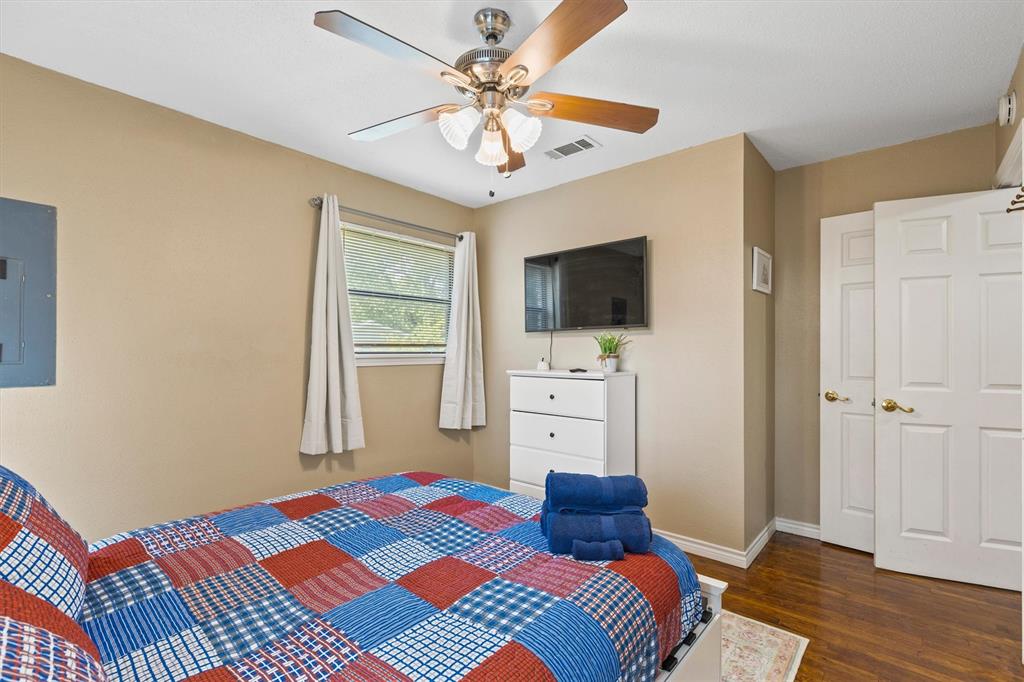 107 S Sheppard Drive Property Photo 11