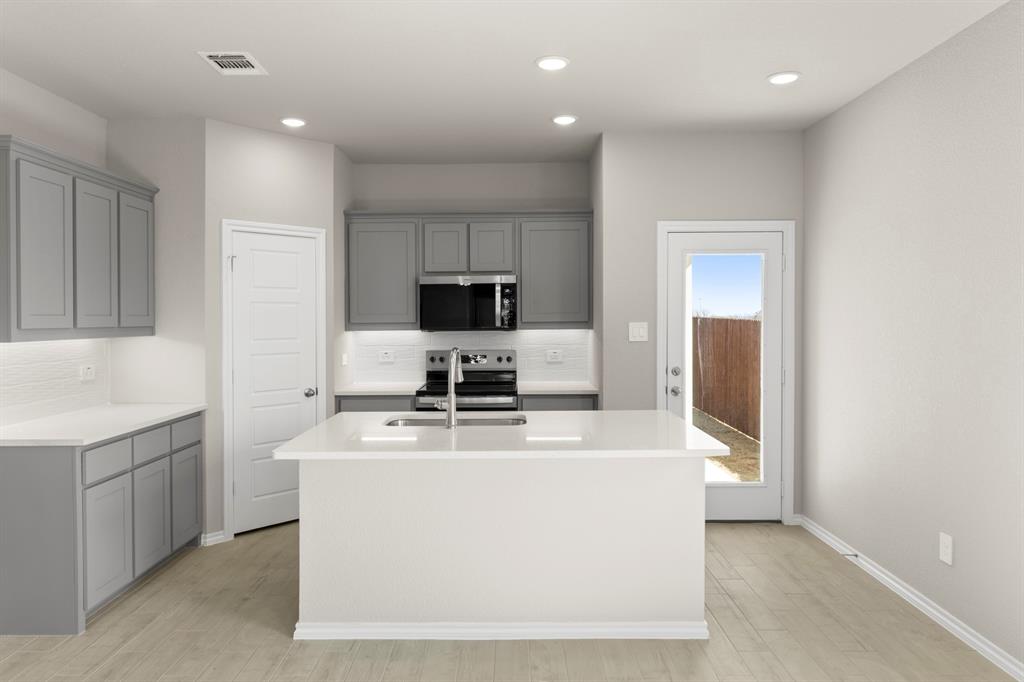 8224 Kingfisher Road Property Photo 4