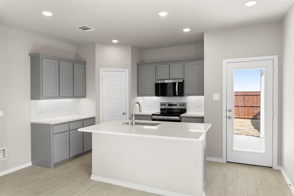 8224 Kingfisher Road Property Photo 5