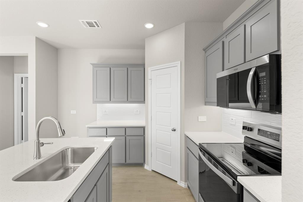 8224 Kingfisher Road Property Photo 6